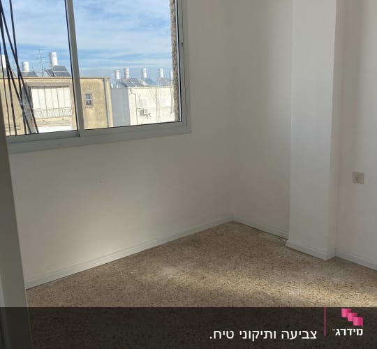 חדר ריק עם קירות צבועים ורצפת טרצו